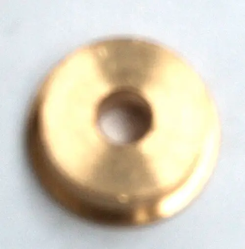 Goldfarbener, runder Metallring mit einem zentralen Loch, möglicherweise Teil eines gasbetriebene Geräts von Daikin.